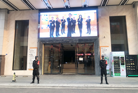 商場(chǎng)保安站崗